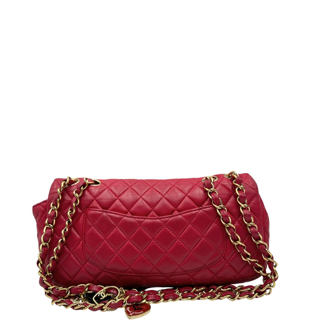 Retro di una Borsa Chanel Gabrielle in pelle matelassé color fucsia con parti metalliche dorate; impreziosita da charm con cuoricini sulla tracolla intrecciata in catena e pelle. Completa di scatola e card di autenticità. Originale, usata, di lusso in ottime condizioni