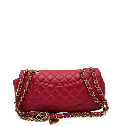 Retro di una Borsa Chanel Gabrielle in pelle matelassé color fucsia con parti metalliche dorate; impreziosita da charm con cuoricini sulla tracolla intrecciata in catena e pelle. Completa di scatola e card di autenticità. Originale, usata, di lusso in ottime condizioni