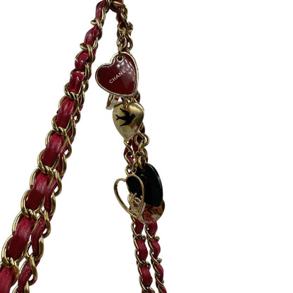 Tracolla di una Borsa Chanel Gabrielle in pelle matelassé color fucsia con parti metalliche dorate; impreziosita da charm con cuoricini sulla tracolla intrecciata in catena e pelle. Completa di scatola e card di autenticità. Originale, usata, di lusso in ottime condizioni