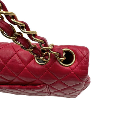 una Borsa Chanel Gabrielle in pelle matelassé color fucsia con parti metalliche dorate; impreziosita da charm con cuoricini sulla tracolla intrecciata in catena e pelle. Completa di scatola e card di autenticità. Originale, usata, di lusso in ottime condizioni