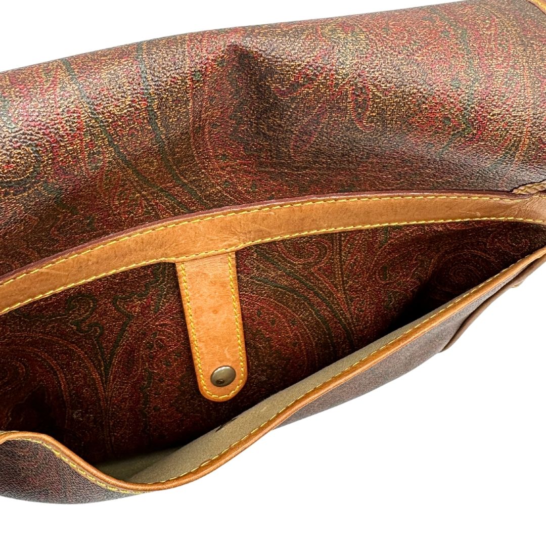 interno Borsa Etro in canvas trama Paisley con finiture in pelle color cammello e parti metalliche dorate; munita di una tracolla in tessuto regolabile, di lusso, originale, ottime condizioni. 