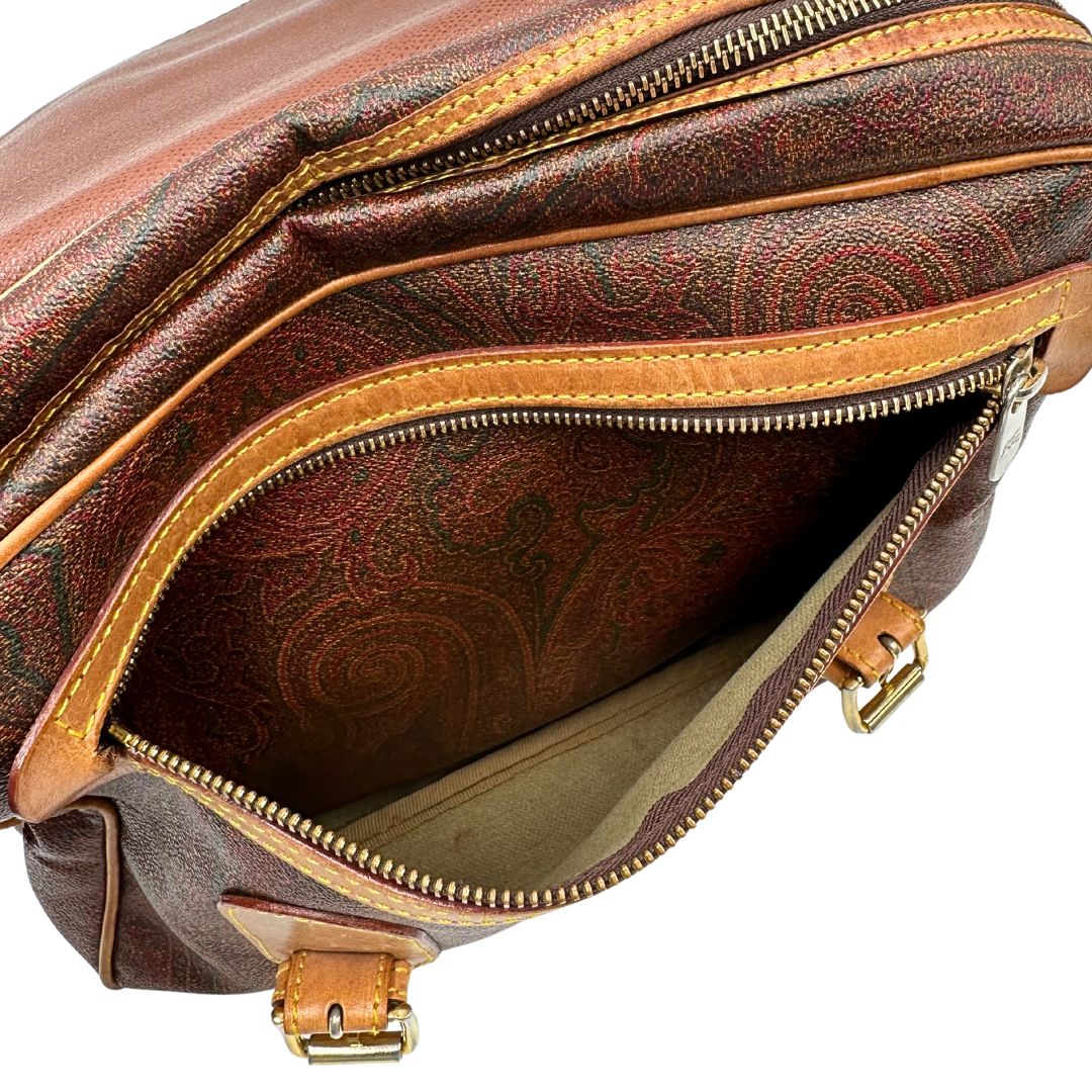 interno Borsa Etro in canvas trama Paisley con finiture in pelle color cammello e parti metalliche dorate; munita di una tracolla in tessuto regolabile, di lusso, originale, ottime condizioni.