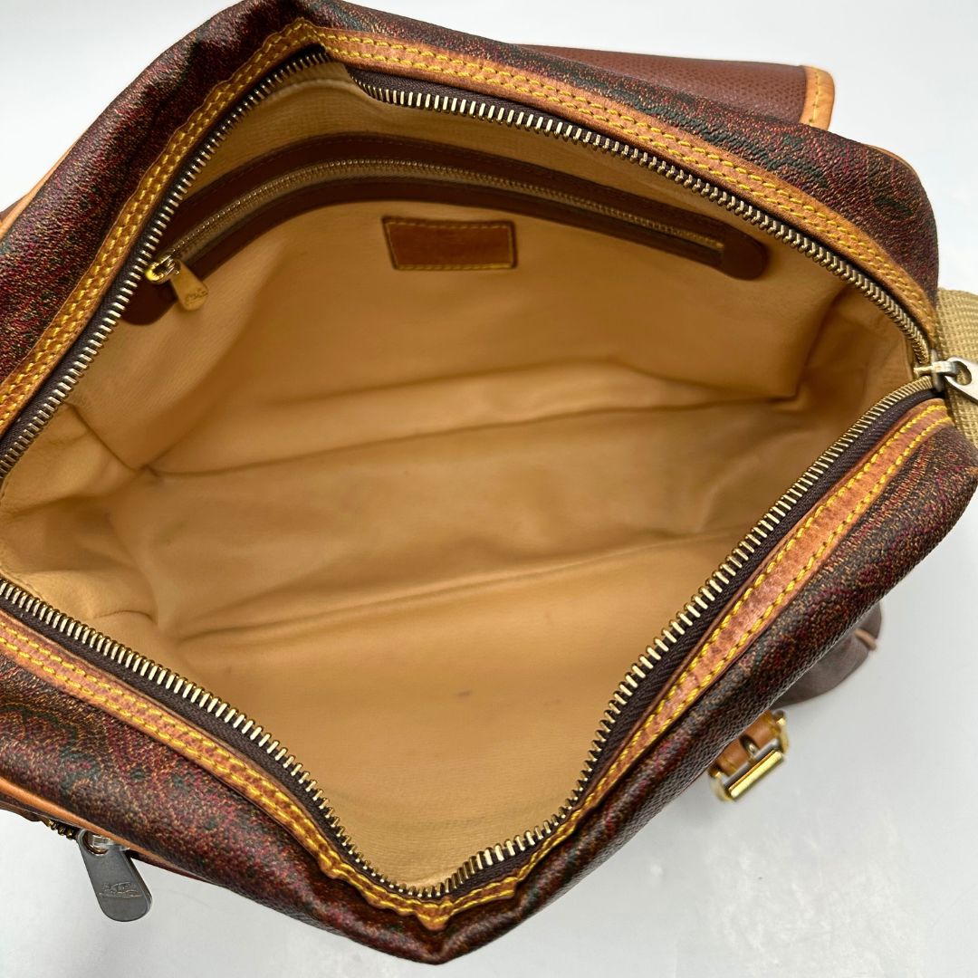 interno Borsa Etro in canvas trama Paisley con finiture in pelle color cammello e parti metalliche dorate; munita di una tracolla in tessuto regolabile, di lusso, originale, ottime condizioni.