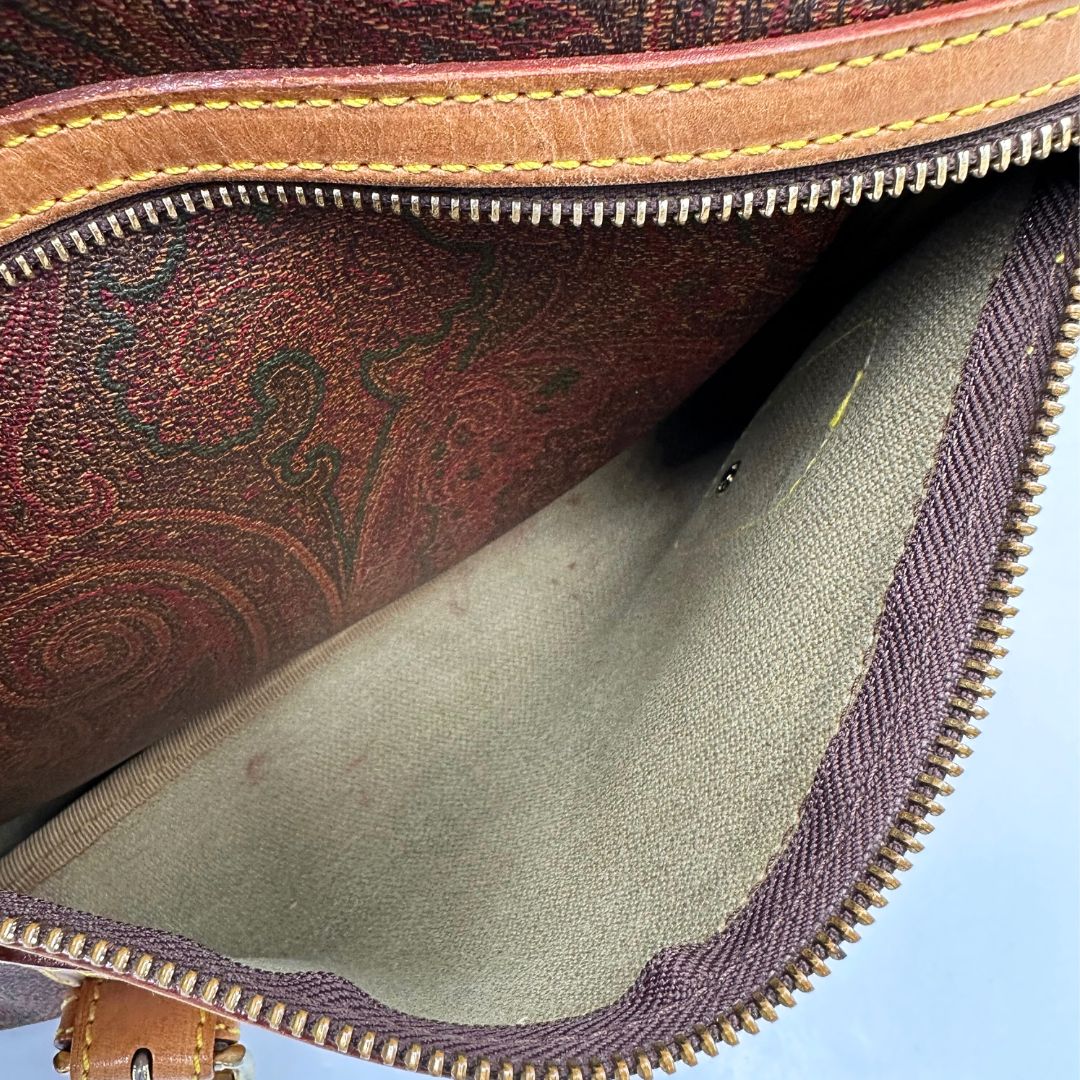 interno Borsa Etro in canvas trama Paisley con finiture in pelle color cammello e parti metalliche dorate; munita di una tracolla in tessuto regolabile, di lusso, originale, ottime condizioni.