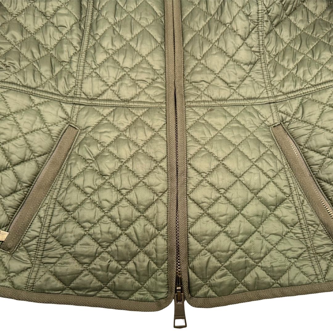 Giacca Burberry trapuntata verde oliva con interno trama tartan in 100% poliammide, di lusso, originale, ottime condizioni, usata.