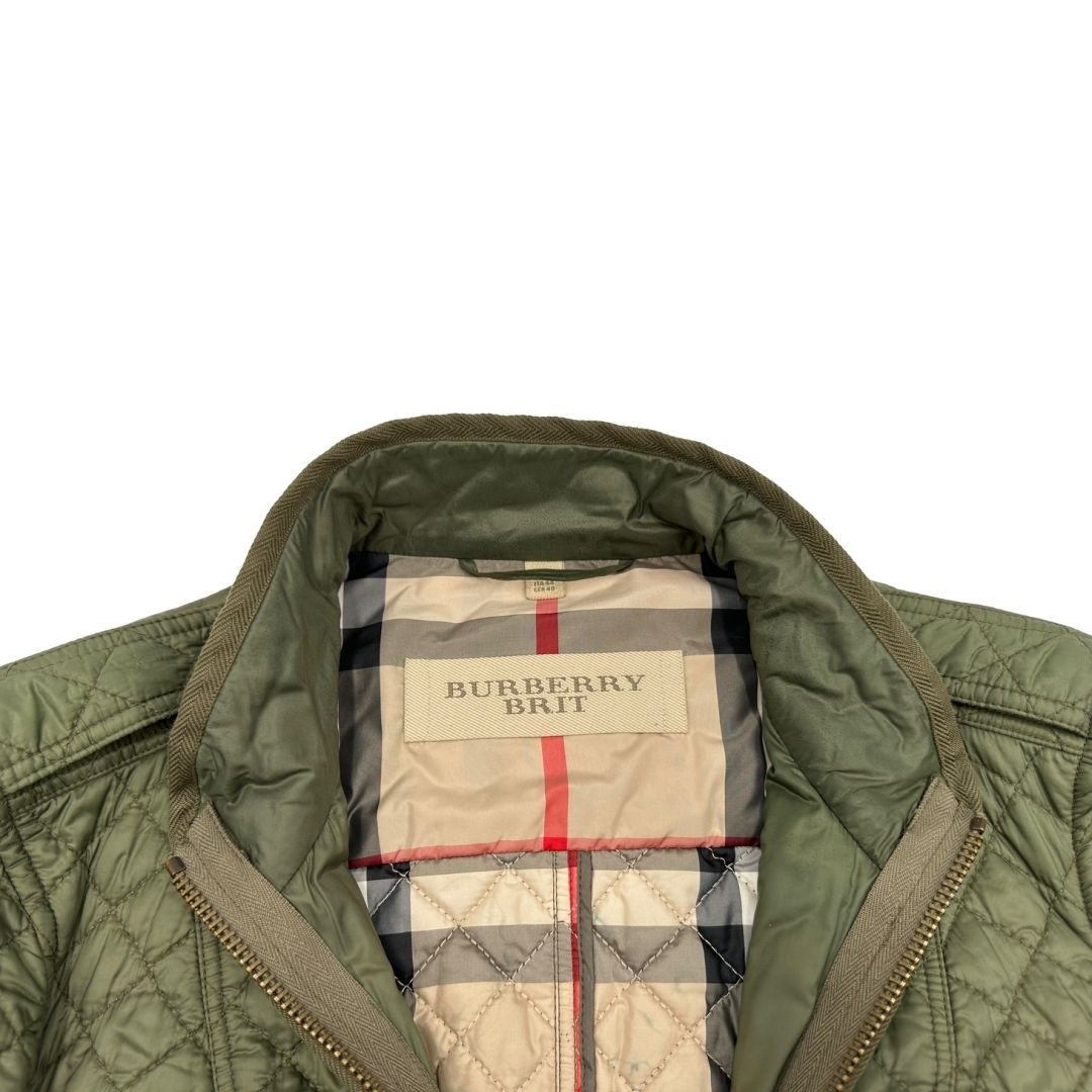 Giacca Burberry trapuntata verde oliva con interno trama tartan in 100% poliammide, di lusso, originale, ottime condizioni, usata.