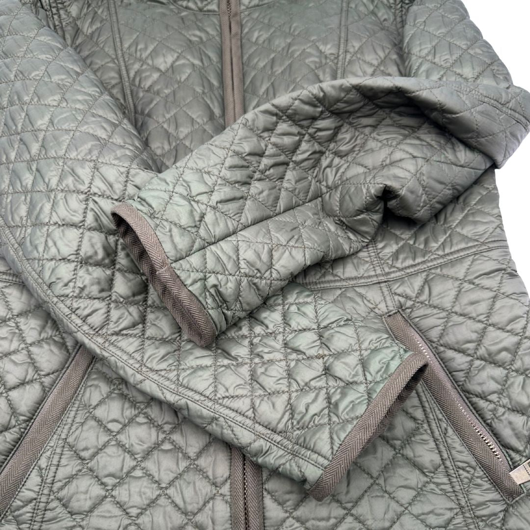 Giacca Burberry trapuntata verde oliva con interno trama tartan in 100% poliammide, di lusso, originale, ottime condizioni, usata.