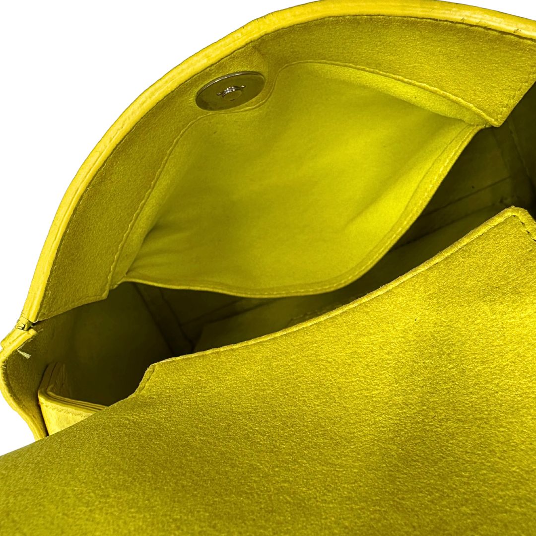 interno Borsa Orciani in pelle martellata gialla con parti metalliche argentate; munita di un manico singolo e una tracolla amovibile e regolabile, di lusso, originale, ottime condizioni. 