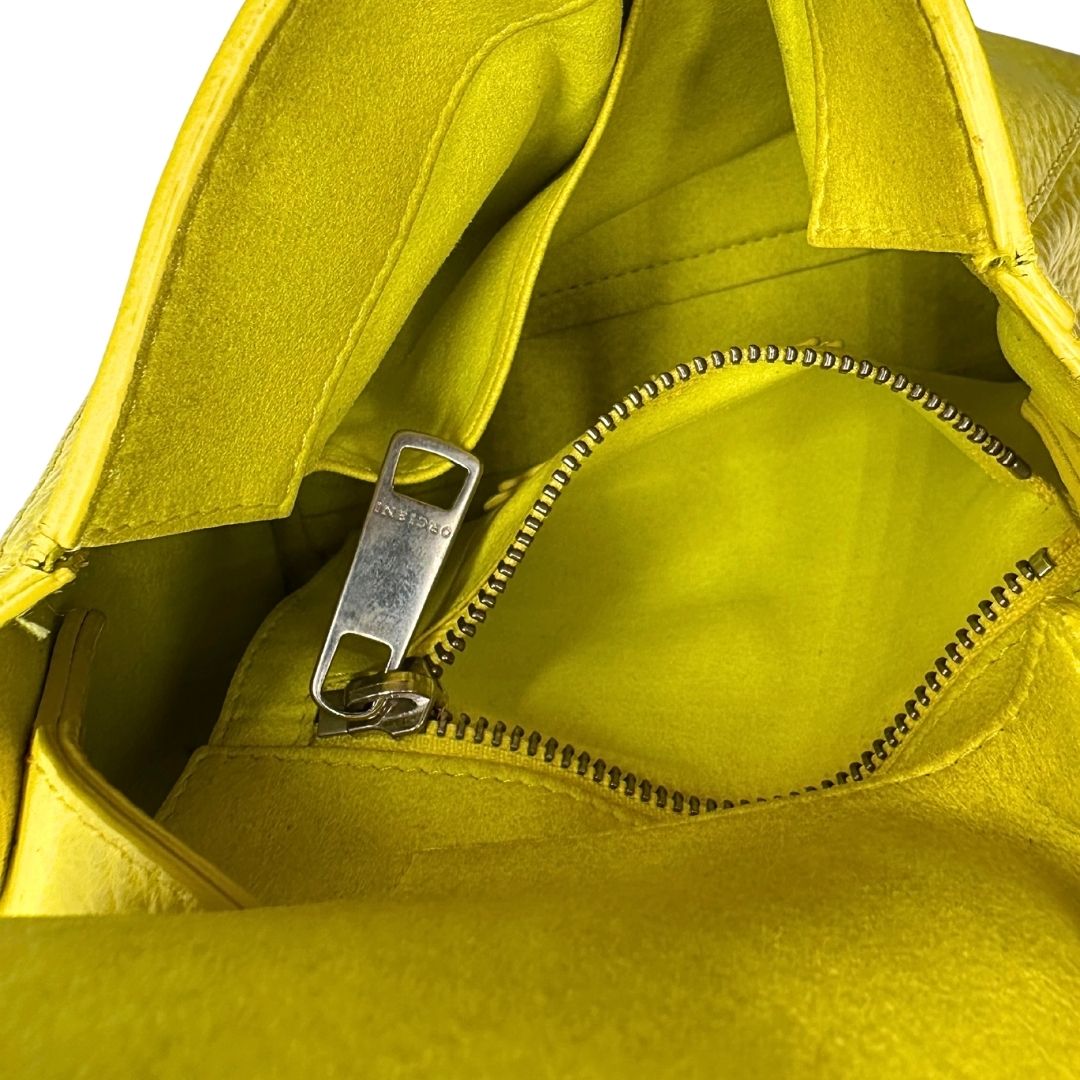 interno Borsa Orciani in pelle martellata gialla con parti metalliche argentate; munita di un manico singolo e una tracolla amovibile e regolabile, di lusso, originale, ottime condizioni. 