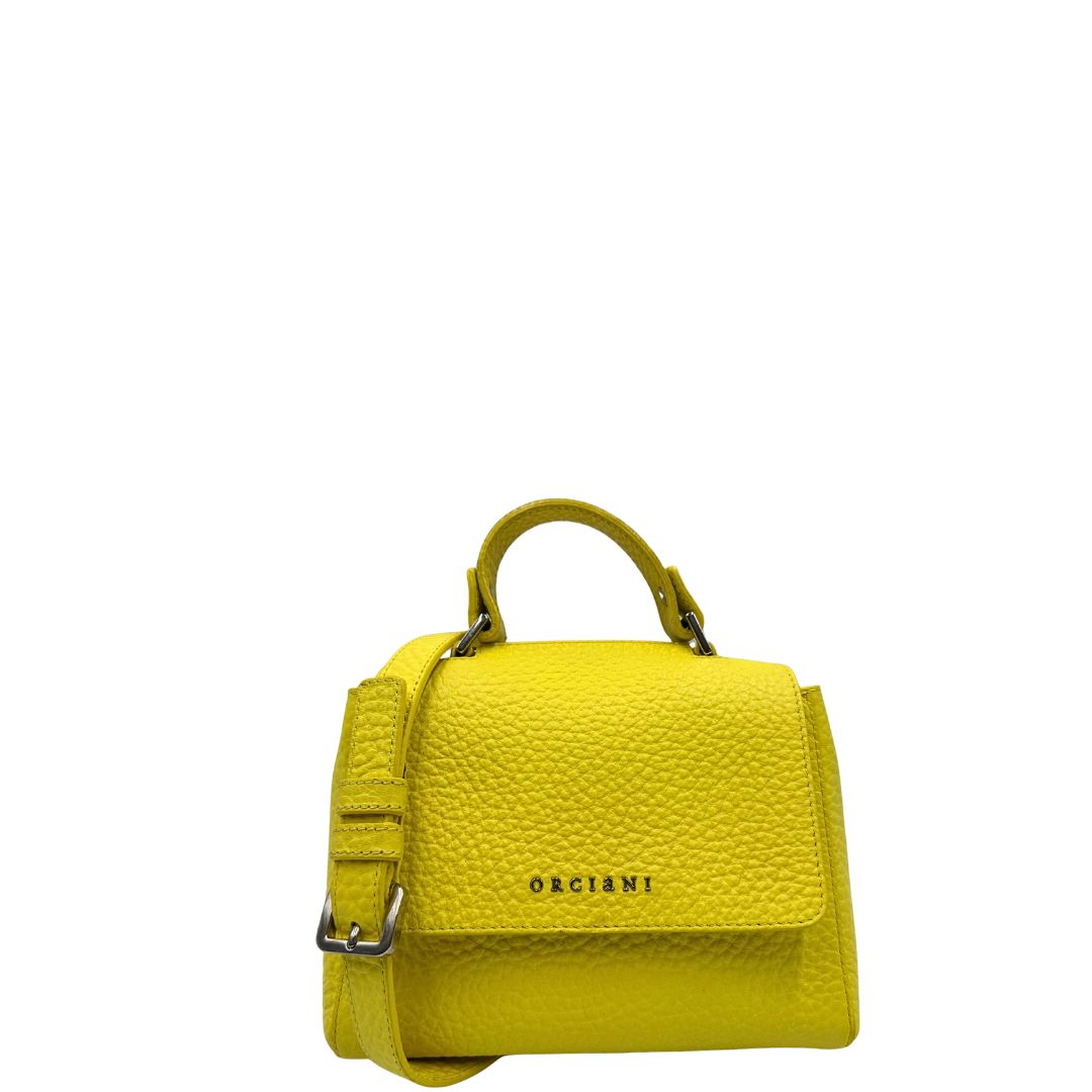 front Borsa Orciani in pelle martellata gialla con parti metalliche argentate; munita di un manico singolo e una tracolla amovibile e regolabile, di lusso, originale, ottime condizioni. 
