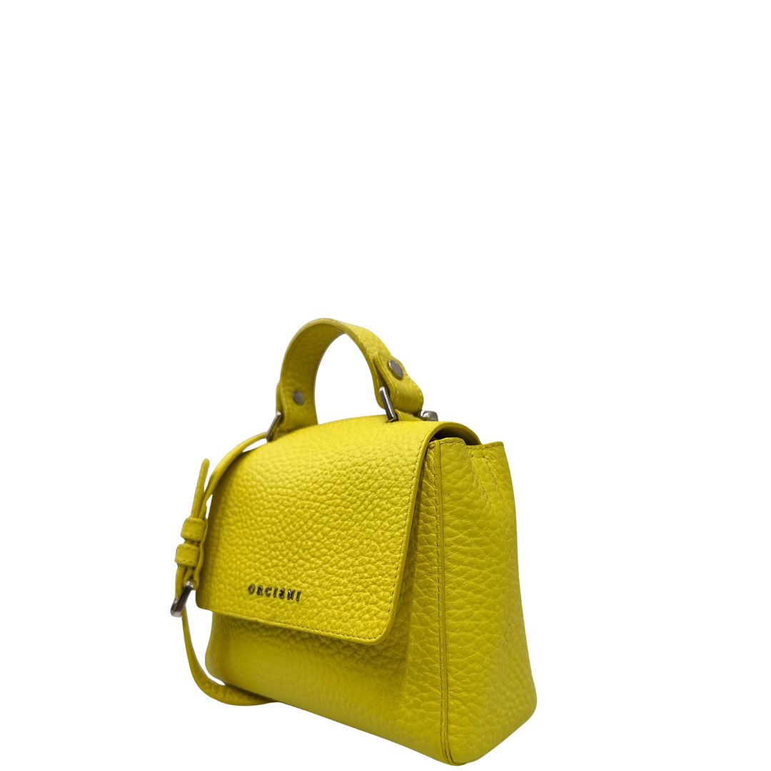 lato Borsa Orciani in pelle martellata gialla con parti metalliche argentate; munita di un manico singolo e una tracolla amovibile e regolabile, di lusso, originale, ottime condizioni. 