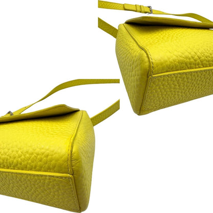 angoli Borsa Orciani in pelle martellata gialla con parti metalliche argentate; munita di un manico singolo e una tracolla amovibile e regolabile, di lusso, originale, ottime condizioni. 