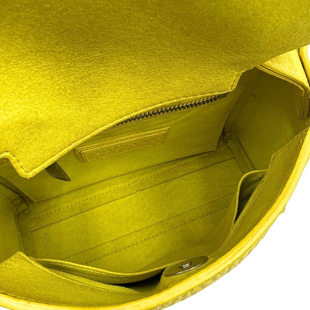 interno Borsa Orciani in pelle martellata gialla con parti metalliche argentate; munita di un manico singolo e una tracolla amovibile e regolabile, di lusso, originale, ottime condizioni. 