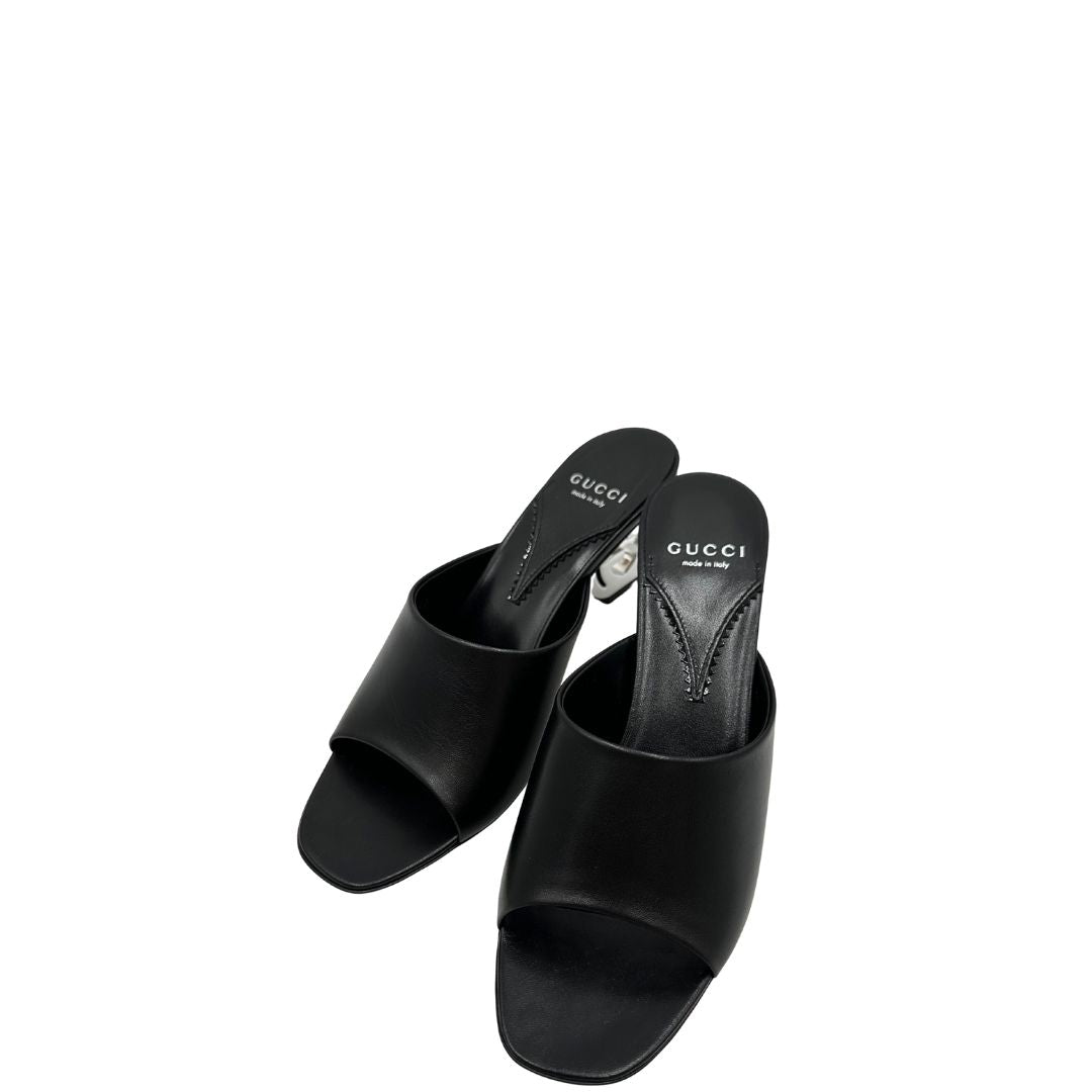 Sandali Gucci in pelle nera, tacco impreziosito da iconico logo GG. Completi di corredo, di lusso, originali, usati.