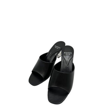 Sandali Gucci in pelle nera, tacco impreziosito da iconico logo GG. Completi di corredo, di lusso, originali, usati.