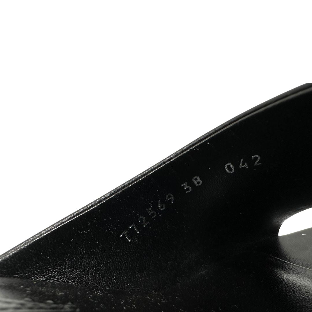 codice Sandali Gucci in pelle nera, tacco impreziosito da iconico logo GG. Completi di corredo, di lusso, originali, usati. 