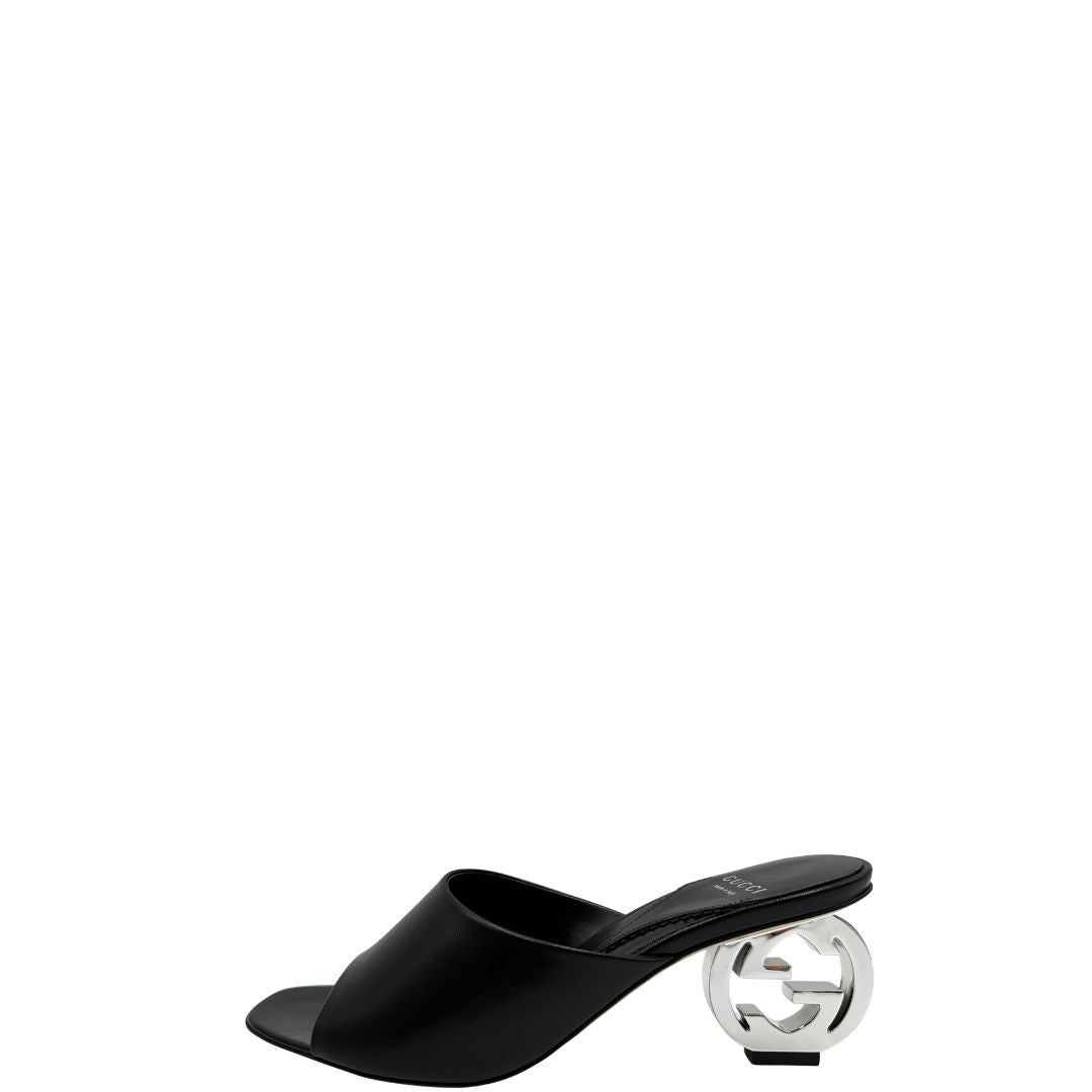 lato Sandali Gucci in pelle nera, tacco impreziosito da iconico logo GG. Completi di corredo, di lusso, originali, usati. 