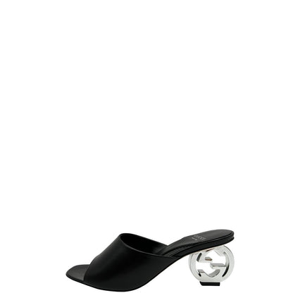 lato Sandali Gucci in pelle nera, tacco impreziosito da iconico logo GG. Completi di corredo, di lusso, originali, usati. 