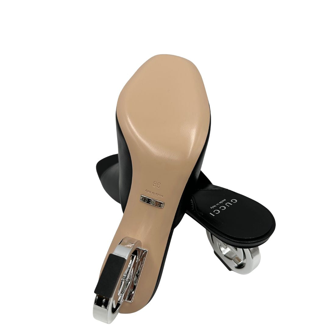 Sandali Gucci in pelle nera, tacco impreziosito da iconico logo GG. Completi di corredo, di lusso, originali, usati.