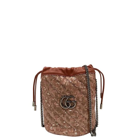 front Borsa Gucci in pelle rosa albicocca ricoperta da paillettes tono su tono e parti metalliche argentate; munita di una tracolla in catena. Completa di dustbag, di lusso, originale, ottime condizioni, usata. 