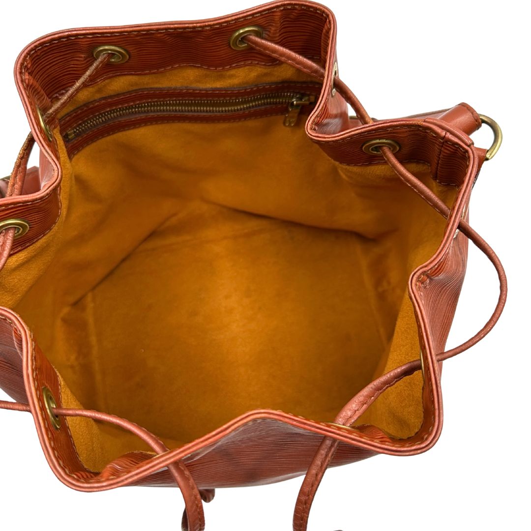 interno  Secchiello Noé Louis Vuitton in pelle Epi cognac con parti metalliche dorate e manico regolabile con fibbia 