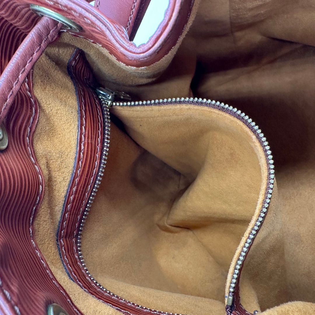 interno Secchiello Noé Louis Vuitton in pelle Epi cognac con parti metalliche dorate e manico regolabile con fibbia