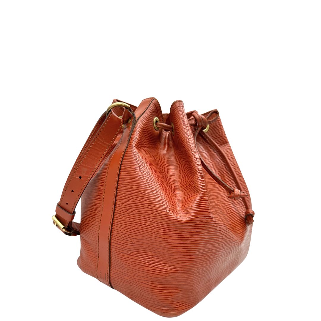 lato  Secchiello Noé Louis Vuitton in pelle Epi cognac con parti metalliche dorate e manico regolabile con fibbia 