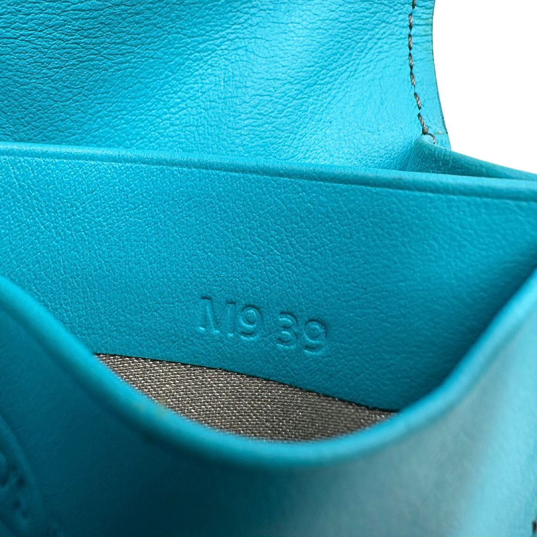 Portafoglio Tod's in pelle color turchese con parti metalliche argentate. Completo di corredo, di lusso, originale, ottime condizioni.