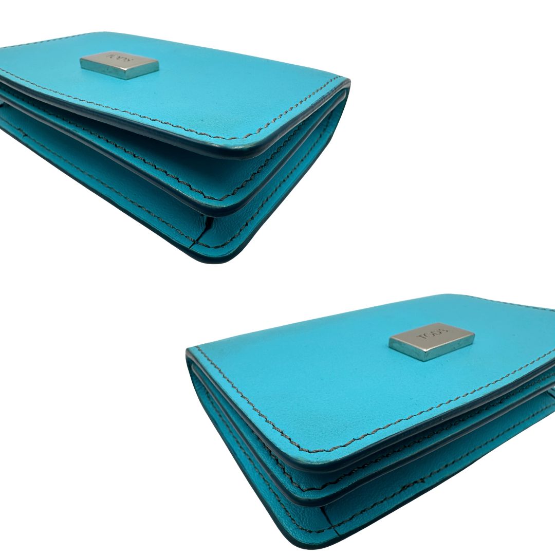 Portafoglio Tod's in pelle color turchese con parti metalliche argentate. Completo di corredo, di lusso, originale, ottime condizioni.