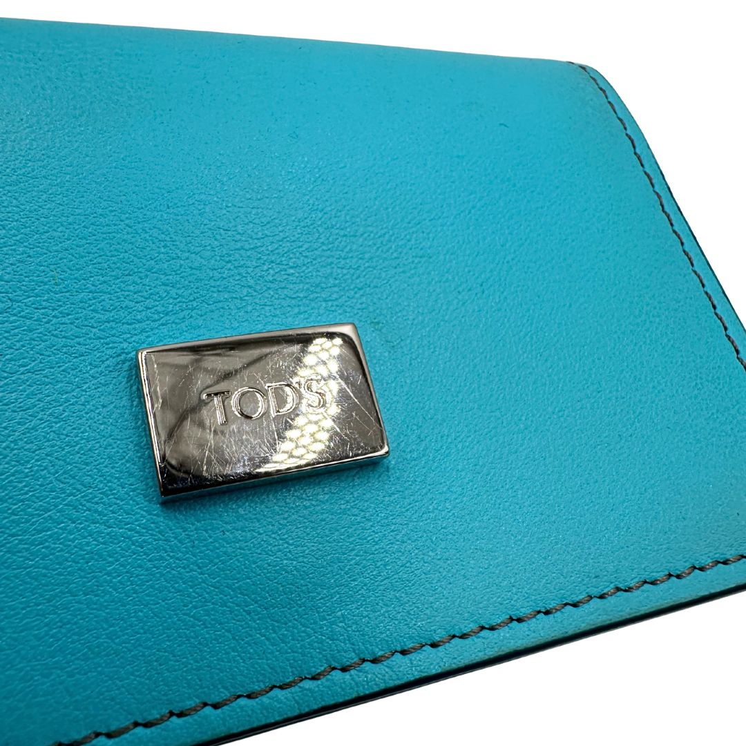 Portafoglio Tod's in pelle color turchese con parti metalliche argentate. Completo di corredo, di lusso, originale, ottime condizioni.
