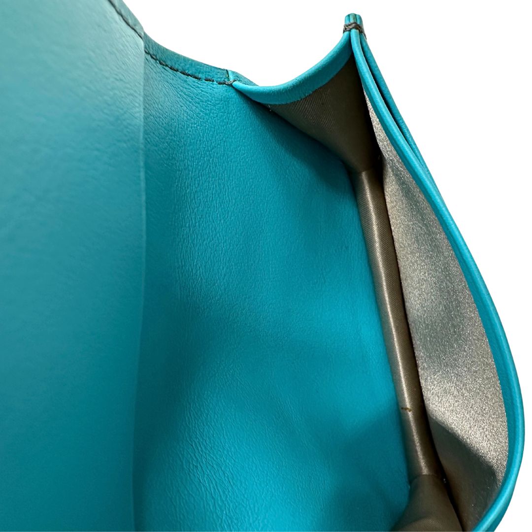 Portafoglio Tod's in pelle color turchese con parti metalliche argentate. Completo di corredo, di lusso, originale, ottime condizioni.