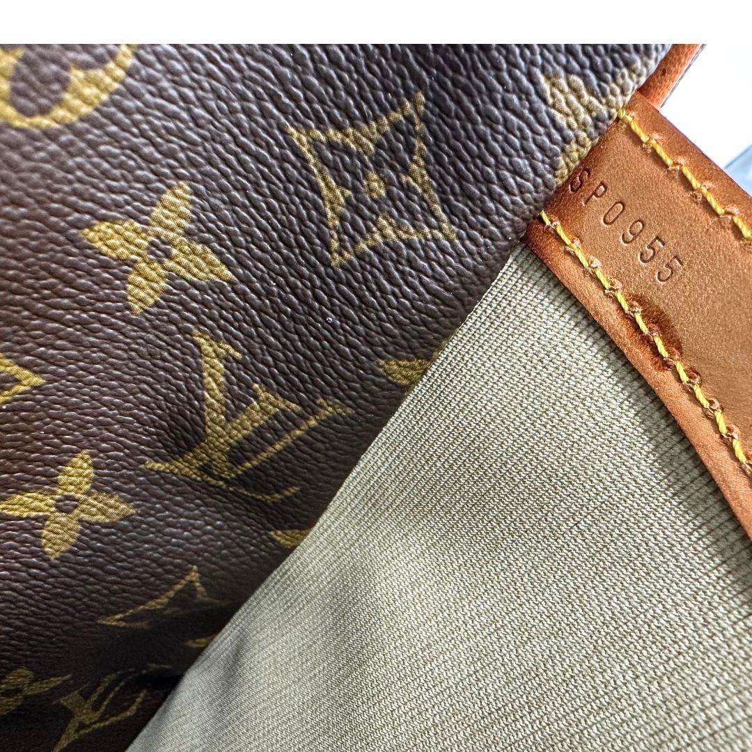 Codice di una Borsa LV in canvas marrone monogram con finiture in vacchetta naturale e metalleria dorata, munita di una tracolla in tessuto regolabile. Completa di dustbag, lucchetti e chiavi. Originale, usata, di lusso, in ottime condizioni