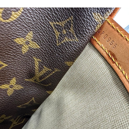 Codice di una Borsa LV in canvas marrone monogram con finiture in vacchetta naturale e metalleria dorata, munita di una tracolla in tessuto regolabile. Completa di dustbag, lucchetti e chiavi. Originale, usata, di lusso, in ottime condizioni