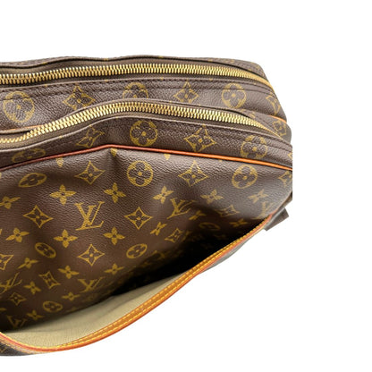 Tasca esterna di una Borsa LV in canvas marrone monogram con finiture in vacchetta naturale e metalleria dorata, munita di una tracolla in tessuto regolabile. Completa di dustbag, lucchetti e chiavi. Originale, usata, di lusso, in ottime condizioni