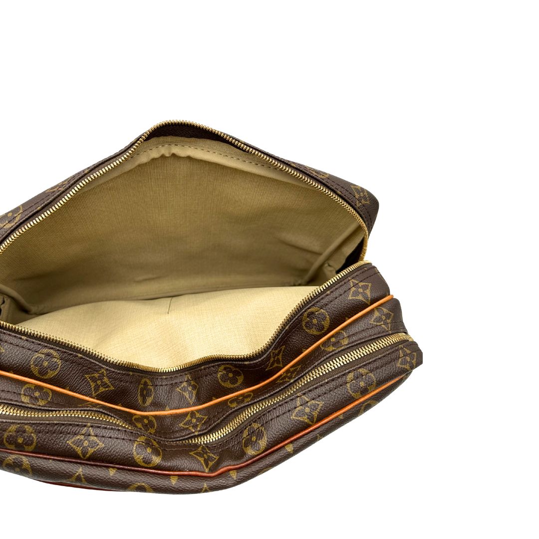 Interno di una Borsa LV in canvas marrone monogram con finiture in vacchetta naturale e metalleria dorata, munita di una tracolla in tessuto regolabile. Completa di dustbag, lucchetti e chiavi. Originale, usata, di lusso, in ottime condizioni