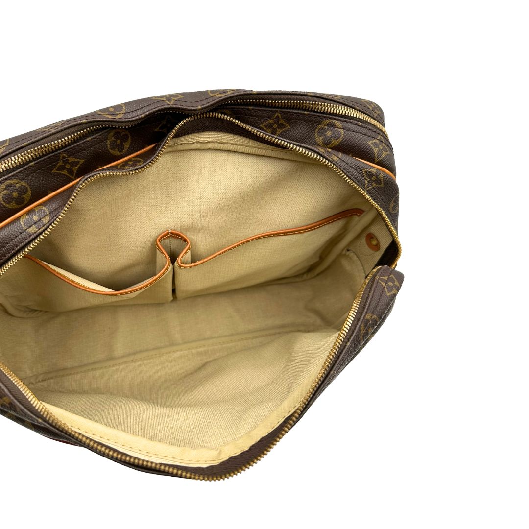 Interno di una Borsa LV in canvas marrone monogram con finiture in vacchetta naturale e metalleria dorata, munita di una tracolla in tessuto regolabile. Completa di dustbag, lucchetti e chiavi. Originale, usata, di lusso, in ottime condizioni