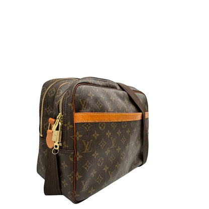 Lato destro di una Borsa LV in canvas marrone monogram con finiture in vacchetta naturale e metalleria dorata, munita di una tracolla in tessuto regolabile. Completa di dustbag, lucchetti e chiavi. Originale, usata, di lusso, in ottime condizioni