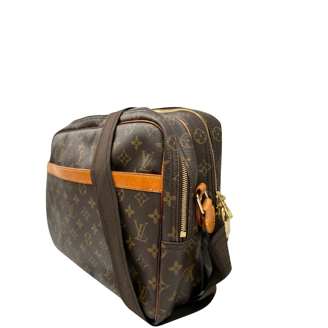 Lato sinistro di una Borsa LV in canvas marrone monogram con finiture in vacchetta naturale e metalleria dorata, munita di una tracolla in tessuto regolabile. Completa di dustbag, lucchetti e chiavi. Originale, usata, di lusso, in ottime condizioni