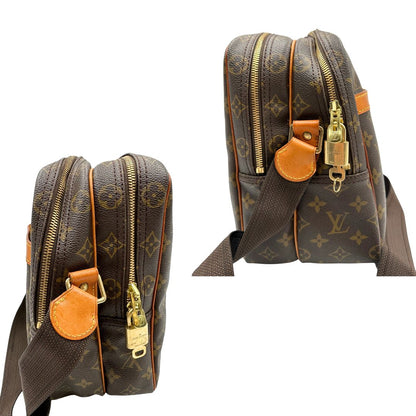 Borsa LV in canvas marrone monogram con finiture in vacchetta naturale e metalleria dorata, munita di una tracolla in tessuto regolabile. Completa di dustbag, lucchetti e chiavi. Originale, usata, di lusso, in ottime condizioni