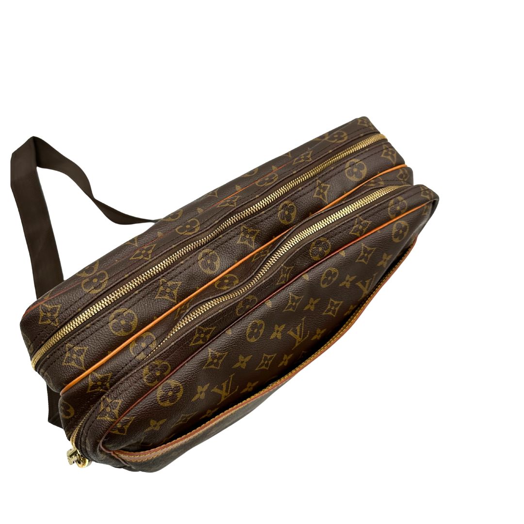 Borsa LV in canvas marrone monogram con finiture in vacchetta naturale e metalleria dorata, munita di una tracolla in tessuto regolabile. Completa di dustbag, lucchetti e chiavi. Originale, usata, di lusso, in ottime condizioni