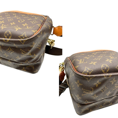 Angoli di una  Borsa LV in canvas marrone monogram con finiture in vacchetta naturale e metalleria dorata, munita di una tracolla in tessuto regolabile. Completa di dustbag, lucchetti e chiavi. Originale, usata, di lusso, in ottime condizioni