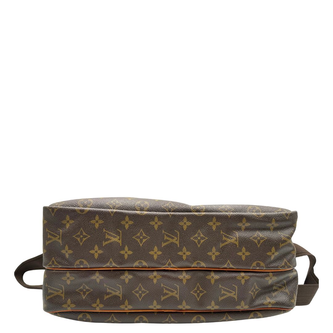 Base di una Borsa LV in canvas marrone monogram con finiture in vacchetta naturale e metalleria dorata, munita di una tracolla in tessuto regolabile. Completa di dustbag, lucchetti e chiavi. Originale, usata, di lusso, in ottime condizioni