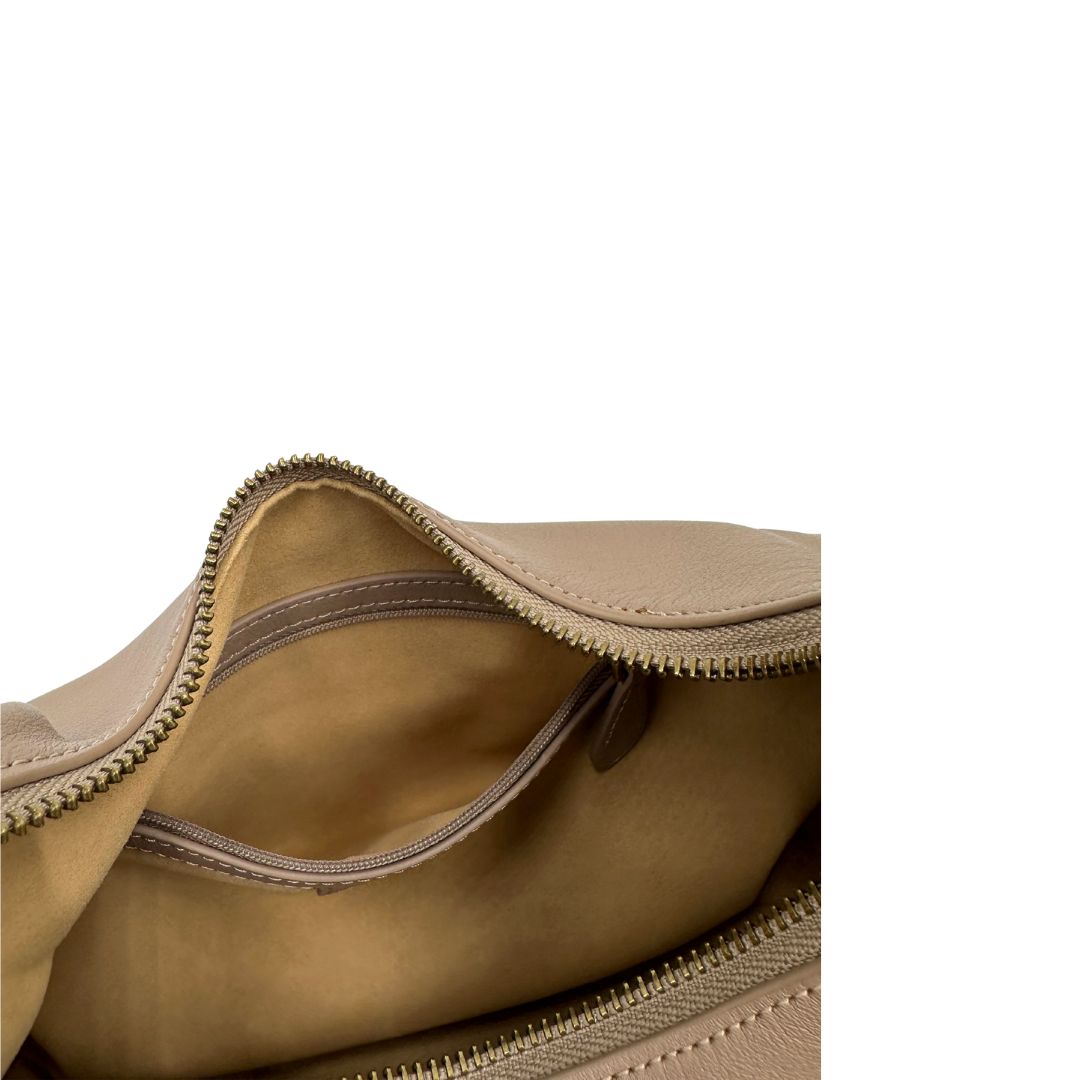 Tasca di una Borsa Pinko in pelle rosa nude con parti metalliche in oro anticato, munita di un manico in catena amovibile. Originale, usata, di lusso, in ottime condizioni