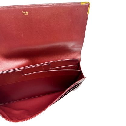 interni  Clutch Les Must de Cartier in pelle bordeaux con parti metalliche dorate. Munito di scatola, di lusso, originale.