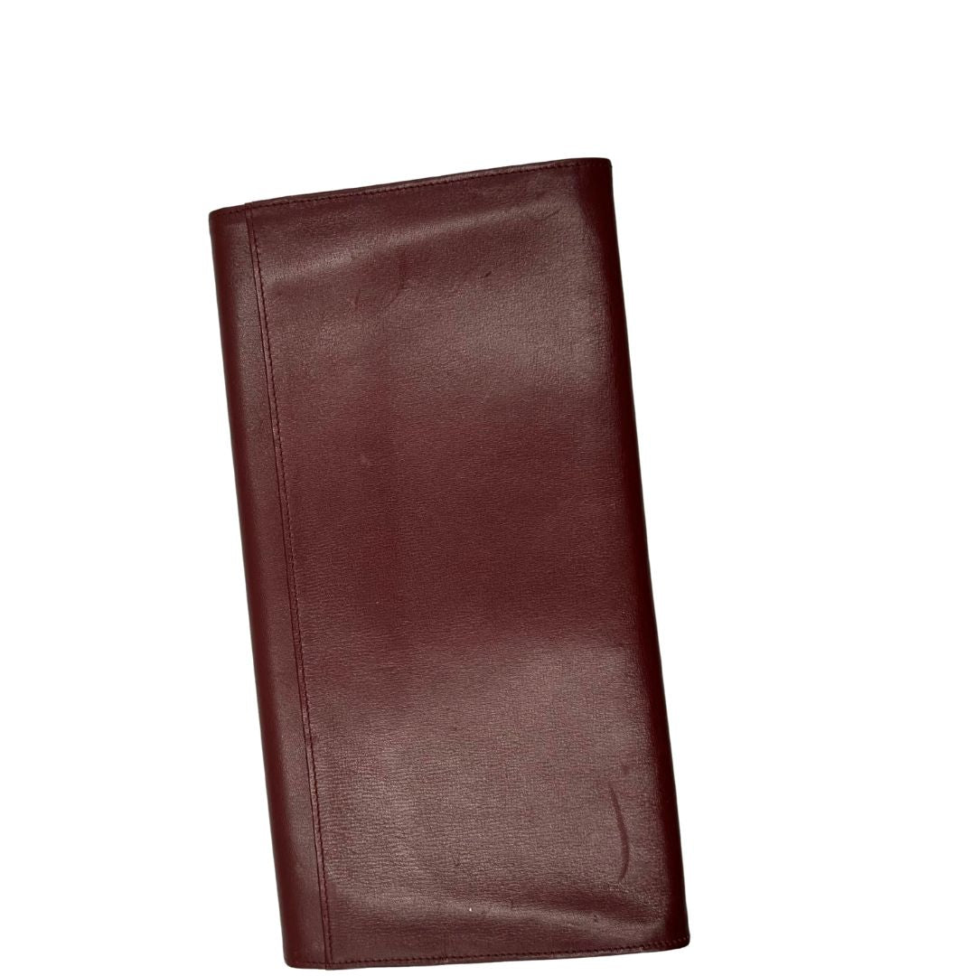 retro  Clutch Les Must de Cartier in pelle bordeaux con parti metalliche dorate. Munito di scatola, di lusso, originale.