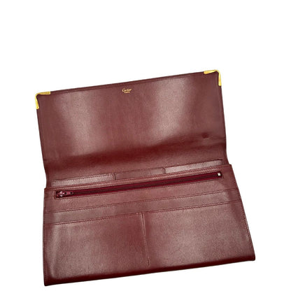 interni  Clutch Les Must de Cartier in pelle bordeaux con parti metalliche dorate. Munito di scatola, di lusso, originale.