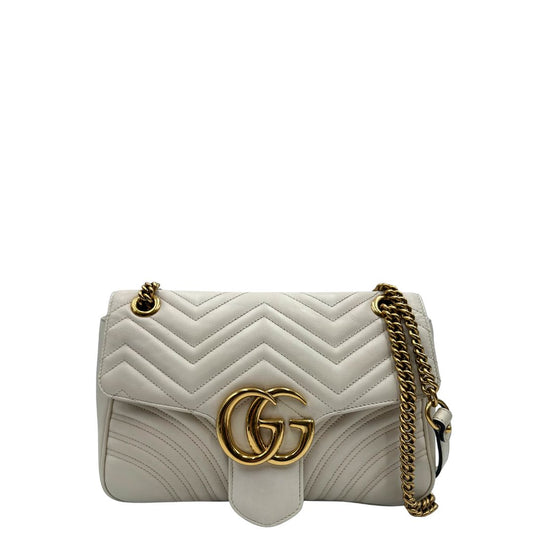 front Borsa Gucci in pelle trapuntata color bianco gesso e parti metalliche dorate; impreziosita da doppia G sul front e munita di una tracolla scorrevole in catena. Completa di dustbag, usata, originale, ottime condizioni. 