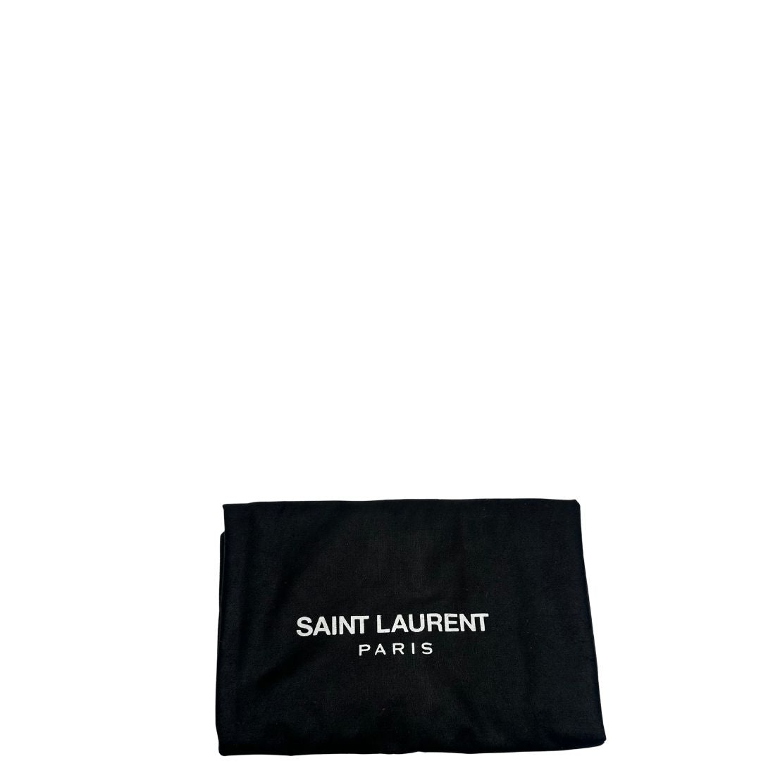 dustbag Borsa Saint Laurent in pelle cocco rossa con parti metalliche argentate: munita di doppi manici stondati e una tracolla amovibile e regolabile. Completa di dustbag, di lusso, originale, ottime condizioni.