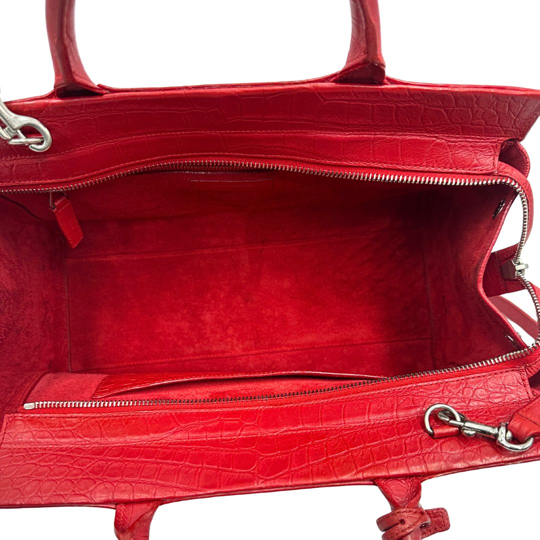 interno Borsa Saint Laurent in pelle cocco rossa con parti metalliche argentate: munita di doppi manici stondati e una tracolla amovibile e regolabile. Completa di dustbag, di lusso, originale, ottime condizioni. 