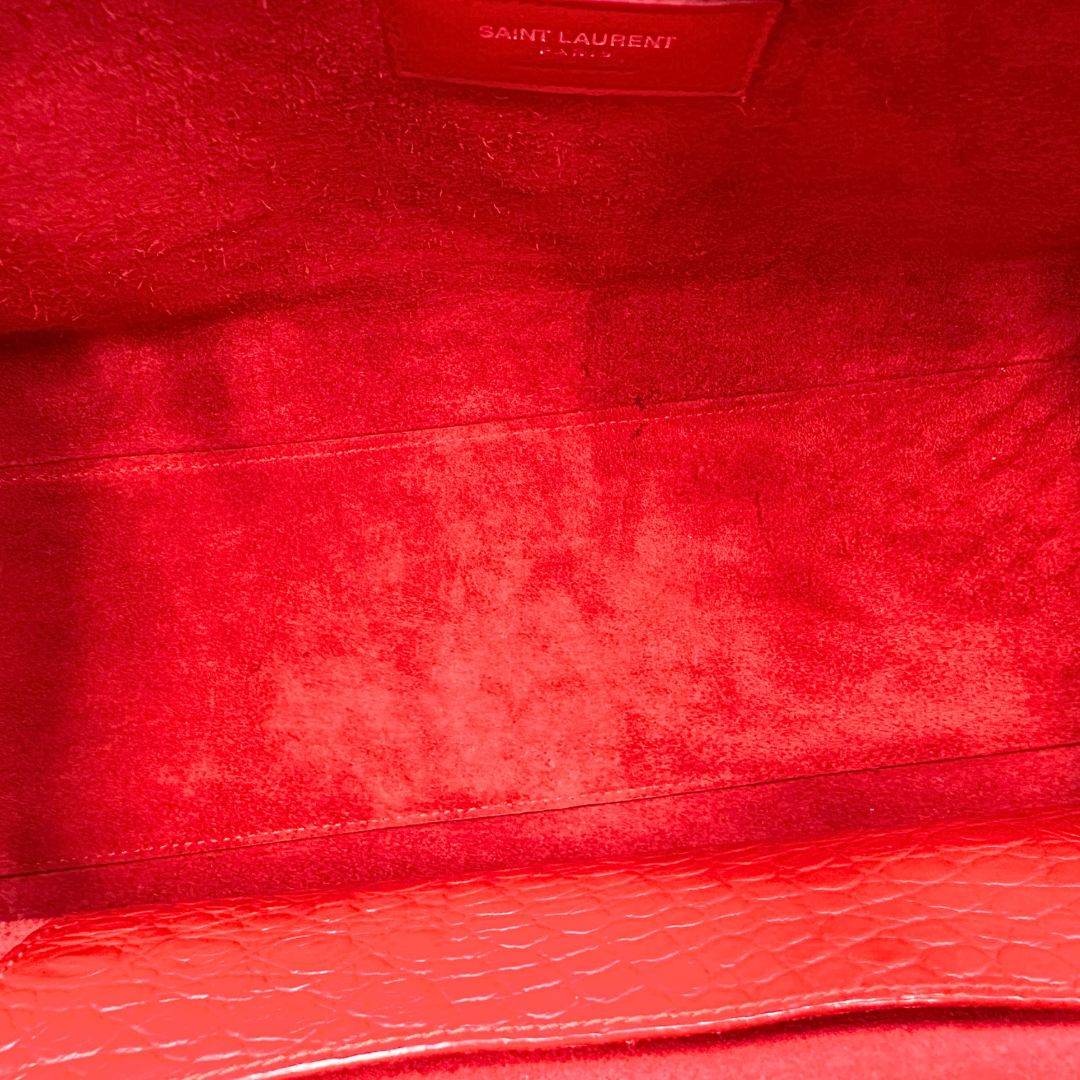 interno Borsa Saint Laurent in pelle cocco rossa con parti metalliche argentate: munita di doppi manici stondati e una tracolla amovibile e regolabile. Completa di dustbag, di lusso, originale, ottime condizioni. 
